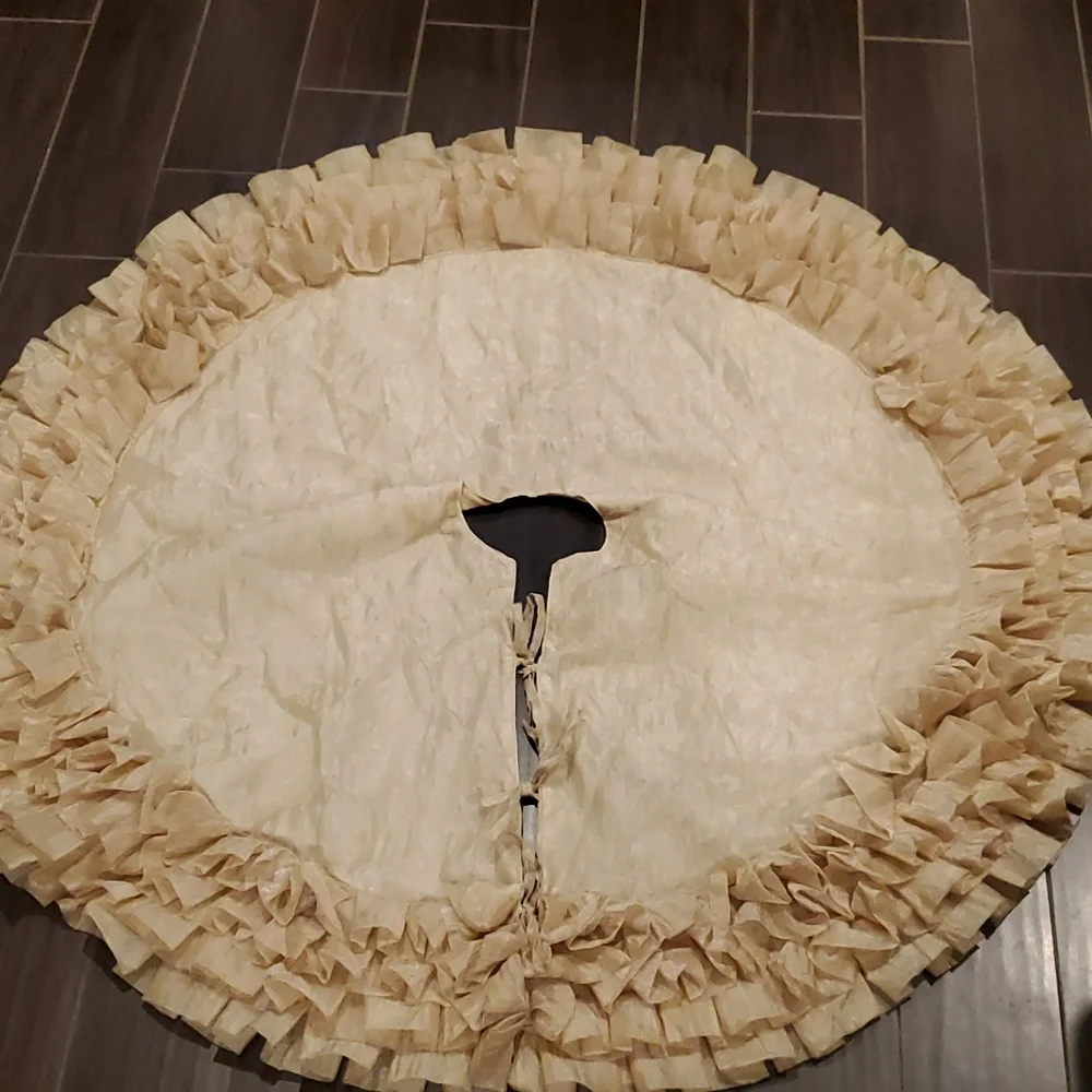 Elegant Gold Lame 4 Tiered Ruffled Christmas Tree Skirt 52" Diameter - Picture 8 of 9